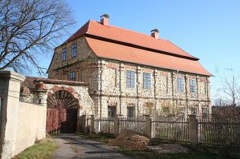 Barokní fara jižně od kostela (© Ivan Grisa, 11/2008)