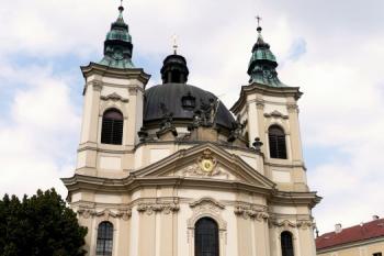 dvojvěžové průčelí kostela sv. Jana Křtitele ( © Jan P. Štěpánek 08/2008)