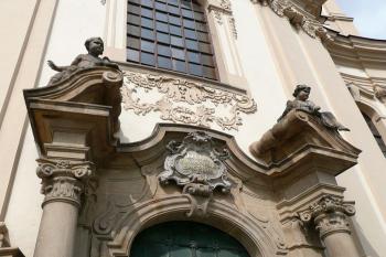detail bohatě zdobeného vstupního portálu ( © Jan P. Štěpánek 08/2008)