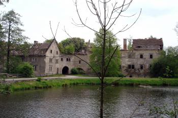 Celkový pohled na zámek přes rybník, který sloužil jako vodní opevnění ( © Iva Spurná 7.5.2007)