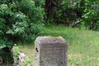 Patník v areálu zámku ( © Iva Spurná 7.5.2007)