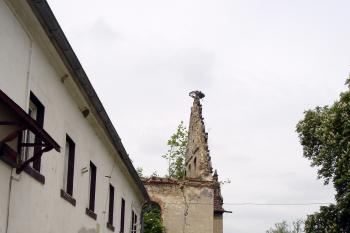 Vlevo zástavba v těsné blízkosti zámku ( © Iva Spurná 7.5.2007)