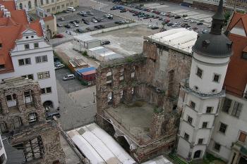 Pohled z Hausmannovy věže do východní části hlavního nádvoří (© Ivan Grisa, 06/2004)