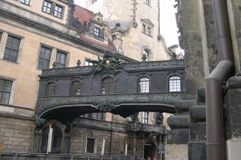 Měděná lávka (Kupfersteg) mezi zámkem a katedrálou (© Ivan Grisa, 03/2005)
