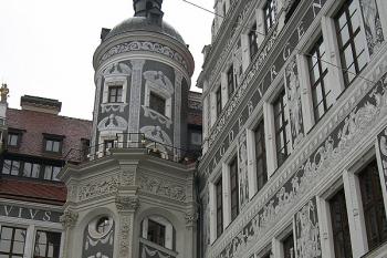 Obnovená sgrafitová výzdoba hlavního nádvoří - schodišťová vížka (© Ivan Grisa, 03/2005)