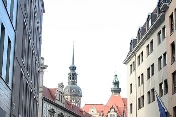Průhled Augustovou třídou (Augustusstrasse) k vnější stěně Stájového dvora s tzv. Jízdou knížat (Fürstenzug) (© Ivan Grisa, 11/2008)