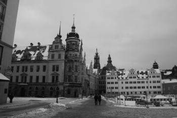 Hlavní budova zámku (vlevo) a Stájový dvůr od jihu ( © Ivan Grisa 01/2010)