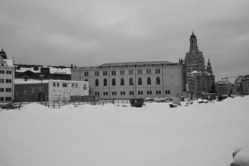 Stájový dvůr a Johanneum od jihozápadu, v pozadí mariánský kostel (Frauenkirche) ( © Ivan Grisa 01/2010)