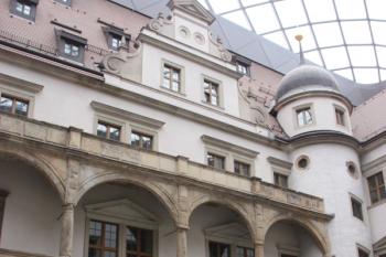 Východní křídlo malého nádvoří hlavní zámecké budovy ( © Ivan Grisa 01/2010)