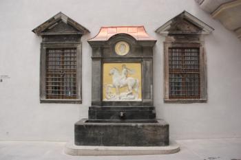 Kašna sv. Jiří na malém nádvoří ( © Ivan Grisa 01/2010)