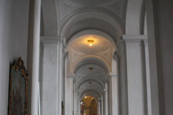 Západní rameno procesní chodby: pohled k závěru kostela ( © Ivan Grisa 01/2010)