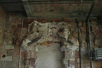 Torso portálu hlavního sálu (© Ivan Grisa, 10/2006)