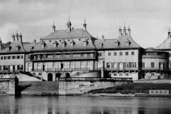 pohled od jihozápadu na počátku 20. století (© Gurlitt, Cornelius: Beschreibende Darstellung der älteren Bau- und Kunstdenkmäler des Königreichs Sachsen, Band 26. Die Kunstdenkmäler von Dresdens Umgebung, Theil 2: Amtshauptmannschaft Dresden-Neustadt, C. C. Meinhold & Sohne, Dresden 1904)
