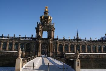 Korunní brána přes lávku nad hradebním příkopem (© Ivan Grisa, 01/2009)