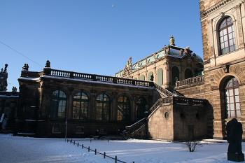 Severovýchodní kout Zwingeru od residenčního zámku (© Ivan Grisa, 01/2009)