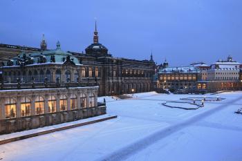 Francouzský pavilon a obrazárna od jihozápadu ( © Stanislav Šůna 01/2010)