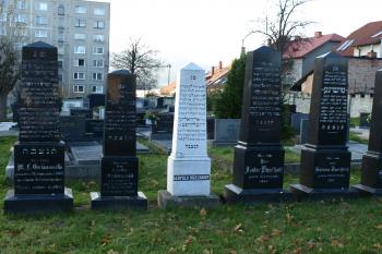 náhrobky přenesené ze hřbitova v Dolním Kubíně ( © Milan Caha 11/2008)