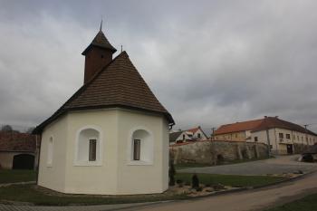 kaple a tvrz (© Luděk Vláčil, 12/2014)