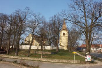 pohled na areál kostela od jihozápadu ( © Milan Caha 04/2008)