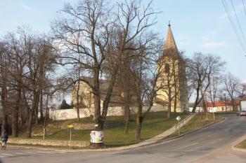 areál kostela se zvonicí ( © Milan Caha 04/2008)