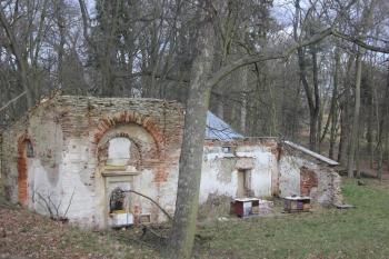 Stavba v zámeckém parku (© Luděk Vláčil, 12/2014)