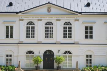 hlavní sz.průčelí s širokým, ale mělkým rizalitem (© D Dohňanský, 09/2018)