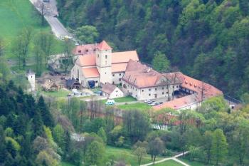 bývalý opevněný klášter kartusiánů s kostelem sv. Antonína v pohledu z Tří korun ( © Jan P. Štěpánek 05/2008)