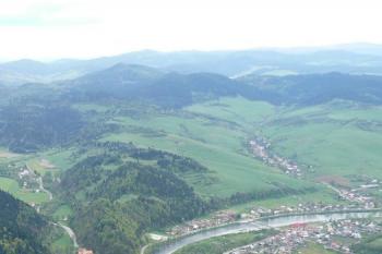 Celkový pohled na obec Červený Klášter s klikatící se řekou Dunajec a klášterem při ústí říčky Lipníka ( © Jan P. Štěpánek 05/2008)