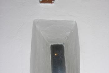 střílnové okénko v předsíni (© Karel Husák, 12/2008)