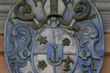 erb opata Fortunata Hartmanna na východním průčelí proboštství (© Pavel Zany Komárek 13. 6. 2010)