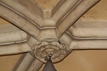 svorník v klenbě předsíně (© Pavel Zany Komárek 13. 6. 2010)