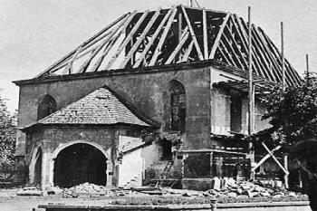 pohled od jihozápadu během rozebírání původního krovu na přelomu čevna a července 1896 ( © sbírka starých fotografií, Okresní vlastivědné muzeum Česká Lípa (in M. Panáček: Kostel sv. Kříže v České Lípě a stavebně-historická analýza krovu, Průzkumy památek 2003/I, NPÚ Praha, 2003))