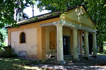 výstavná hrobka rodiny Wedrichů na zrušeném hřbitově (© Pavel Zany Komárek 12. 8. 2012)