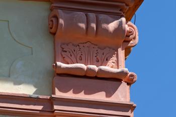 detail štukové výzdoby nárožního pilastru (© Pavel Zany Komárek 12. 8. 2012)