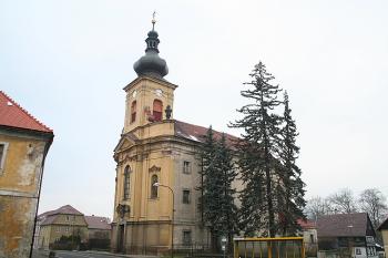 Kostel od jihovýchodu (z náměstí) (© Ivan Grisa, 11/2008)