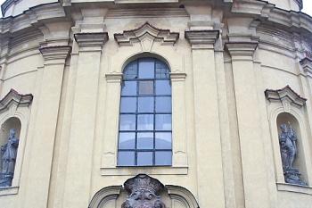 Detail hlavního (jižního) průčelí s portálem a Kounickým znakem (© Ivan Grisa, 11/2008)