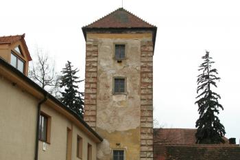 Vstupní objekt k zámku (© Petr Nožička, 03/2009)