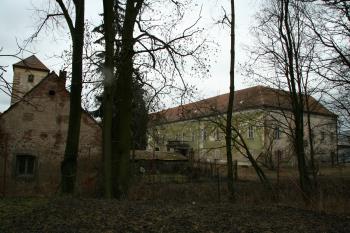 Celkový pohled na zámek se vstupním objektem z boku (© Petr Nožička, 03/2009)