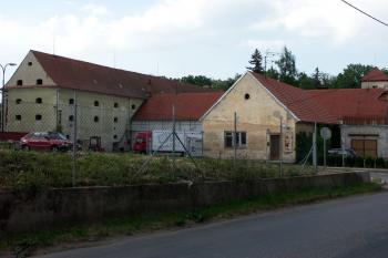 hospodářské budovy zámeckého areálu ( © Milan Caha 03/2009)