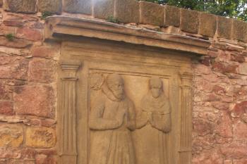 náhrobník ze zrušeného hřbitova ( © Milan Caha 08/2008)