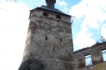 zajímavá obranná věž hradu (© Rodochrozit, 10/2011)