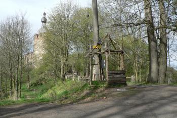 Hrad Hartenberk - přístup do areálu (© Pavel Jarý, 04/2012)