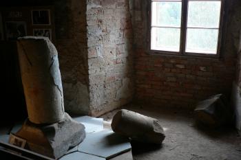 Hrad Hartenberk - zborcený sloup ze zničené hradní kaple (© Pavel Jarý, 04/2012)