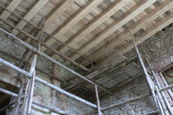 Hrad Hartenberk - interiér paláce pohled na nový trámový strop (© Pavel Jarý, 04/2012)