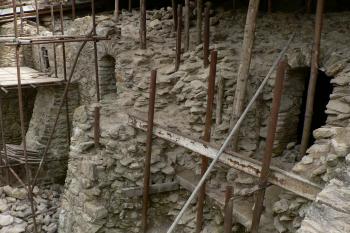 Hrad Hartenberk - zdivo zborcené severní stěny paláce je postupně vyzdíváno  (© Pavel Jarý, 04/2012)