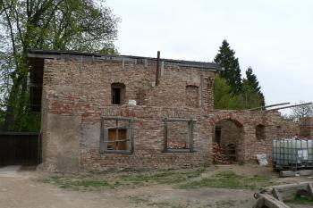 Hrad Hartenberk - hospodářské budovy na nádvoří (© Pavel Jarý, 04/2012)