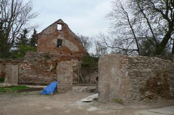 Hrad Hartenberk - hospodářské budovy na nádvoří (© Pavel Jarý, 04/2012)