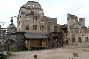 Hrad Hartenberk - nádvoří (© Pavel Jarý, 04/2012)