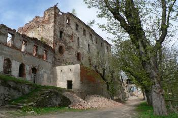 Hrad Hartenberk - palác od přístupové cesty k bráně (© Pavel Jarý, 04/2012)