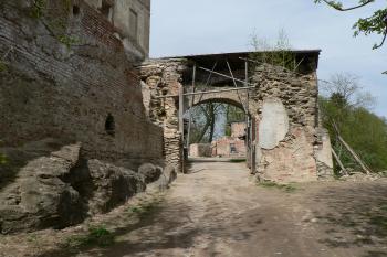 Hrad Hartenberk - brána (© Pavel Jarý, 04/2012)